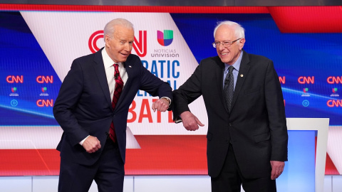Joe Biden y Bernie Sanders se saludan antes de un debate en Washington el pasado 15 de marzo. REUTERS Joe Biden y Bernie Sanders se saludan antes de un debate en Washington el pasado 15 de marzo. REUTERS