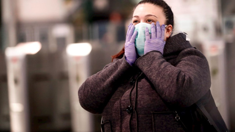 Una mujer se protege con una mascarilla. EFE/Mariscal/Archivo Una mujer se protege con una mascarilla. EFE/Mariscal/Archivo