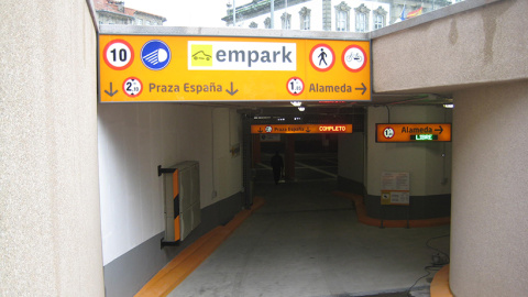 Entrada de un aparcamiento de Empark en la Plaza de España de Pontevedra. Entrada de un aparcamiento de Empark en la Plaza de España de Pontevedra.
