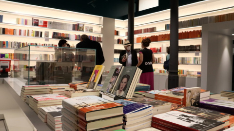 L'interior de la llibreria Ona durant el seu primer dia d'obertura aquest dilluns. ACN L'interior de la llibreria Ona durant el seu primer dia d'obertura aquest dilluns. ACN