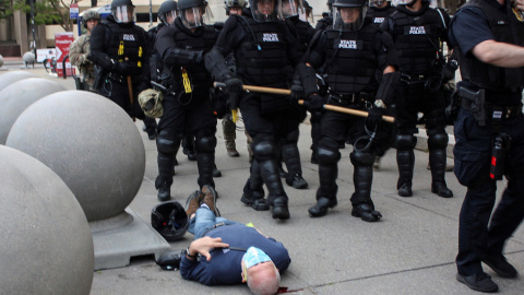 Martin Gugino yace en el suelo después de ser empujado por dos agentes de policía de Buffalo, Nueva York, durante una protesta contra la muerte bajo custodia policial de George Floyd en Minneapolis. Reuters Martin Gugino yace en el suelo después de ser empujado por dos agentes de policía de Buffalo, Nueva York, durante una protesta contra la muerte bajo custodia policial de George Floyd en Minneapolis. Reuters