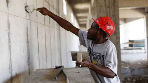 Un trabajador extranjero durante su jornada laboral en la construcción.- EFE Un trabajador extranjero durante su jornada laboral en la construcción.- EFE