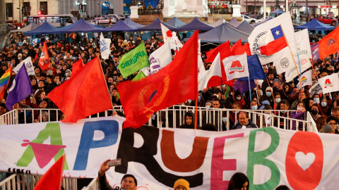 Partidarios de la nueva Constitución chilena, en el mitin de cierre de la campaña del referendun en la ciudad de Valparaiso. REUTERS/Rodrigo Garrido Partidarios de la nueva Constitución chilena, en el mitin de cierre de la campaña del referendun en la ciudad de Valparaiso. REUTERS/Rodrigo Garrido