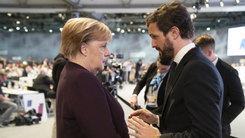 El líder del PP, Pablo Casado, en el Congreso de la CDU junto a la Canciller Angela Merkel a finales de noviembre de 2019. El líder del PP, Pablo Casado, en el Congreso de la CDU junto a la Canciller Angela Merkel a finales de noviembre de 2019.
