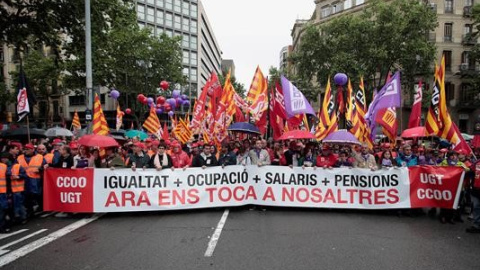Capçalera de la manifestació convocada pels sindicats majoritaris a Barcelona pel primer de maig / EFE Marta Pérez Capçalera de la manifestació convocada pels sindicats majoritaris a Barcelona pel primer de maig / EFE Marta Pérez