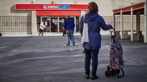 Varias personas guardan cola manteniendo la distancia social para hacer la compra en un supermercado de Eroski en Pamplona. E.P./Eduardo Sanz Varias personas guardan cola manteniendo la distancia social para hacer la compra en un supermercado de Eroski en Pamplona. E.P./Eduardo Sanz