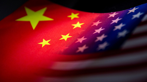 Las banderas de China y EEUU. REUTERS/Ilustración: Dado Ruvic Las banderas de China y EEUU. REUTERS/Ilustración: Dado Ruvic