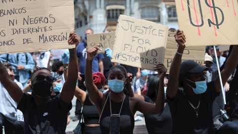 Manifestantes en la Puerta del Sol durante la concentración convocada en Madrid por la Comunidad negra africana y afrodescendiente en España (CNAAE) contra el racismo, tras la muerte del ciudadano afroamericano, George Floyd, durante su detención por l Manifestantes en la Puerta del Sol durante la concentración convocada en Madrid por la Comunidad negra africana y afrodescendiente en España (CNAAE) contra el racismo, tras la muerte del ciudadano afroamericano, George Floyd, durante su detención por l