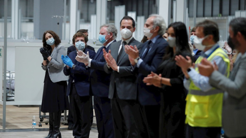 El alcade de Madrid, José Luis Martínez Almeida (2d), y la presidenta de la Comunidad de Madrid, Isabel Díaz Ayuso (i), entre otras autoridades, durante el acto de cierre en el interior del hospital de campaña del recinto ferial de Ifema este viernes, El alcade de Madrid, José Luis Martínez Almeida (2d), y la presidenta de la Comunidad de Madrid, Isabel Díaz Ayuso (i), entre otras autoridades, durante el acto de cierre en el interior del hospital de campaña del recinto ferial de Ifema este viernes,