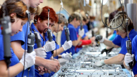 Empleados trabajando en una fábrica. / EFE Empleados trabajando en una fábrica. / EFE