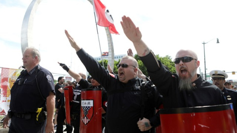Un grupo de neonazis interrumió el sábado el Desfile del Orgullo de Detroit. Reuters Un grupo de neonazis interrumió el sábado el Desfile del Orgullo de Detroit. Reuters