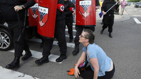 Los neonazis pertenecen al Movimiento Nacional Socialista. Reuters Los neonazis pertenecen al Movimiento Nacional Socialista. Reuters