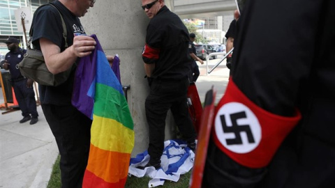 Uno de los asaltantes rasgó una bandera arcoiris y otro orinó en una bandera israelí. Reuters Uno de los asaltantes rasgó una bandera arcoiris y otro orinó en una bandera israelí. Reuters