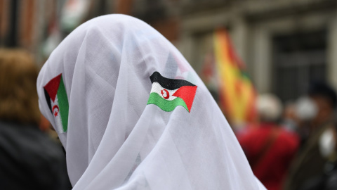 Una mujer con un pañuelo blanco, con banderas sarahuis, en una manifestación frente al Ministerio de Asuntos Exteriores contra la política del Gobierno sobre el Sáhara Occidental y Marruecos. E.P./Fernando Sánchez Una mujer con un pañuelo blanco, con banderas sarahuis, en una manifestación frente al Ministerio de Asuntos Exteriores contra la política del Gobierno sobre el Sáhara Occidental y Marruecos. E.P./ Fernando Sánchez