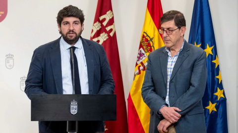 El presidente de Murcia, Fernando López Miras junto con el consejero de Salud, Manuel Villegas. / MARCIAL GUILLÉN - EFE.