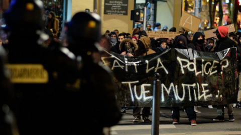 Gendarmes franceses toman posiciones ante una protesta contra la violencia policial. - AFP Gendarmes franceses toman posiciones ante una protesta contra la violencia policial. - AFP