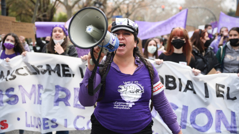 Una mujer con un megáfono en una manifestación estudiantil feminista por el 8M, Día Internacional de la Mujer, a 8 de marzo de 2022, en Valencia, Comunidad Valenciana (España). -Jorge Gil / Europa Press Una mujer con un megáfono en una manifestación estudiantil feminista por el 8M, Día Internacional de la Mujer, a 8 de marzo de 2022, en Valencia, Comunidad Valenciana (España). -Jorge Gil / Europa Press