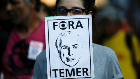 Una mujer protesta contra el presidente brasileño Michel Temer en Manao, Brasil. REUTERS/Brune Kelly Una mujer protesta contra el presidente brasileño Michel Temer en Manao, Brasil. REUTERS/Brune Kelly
