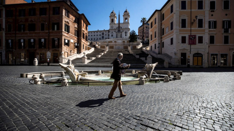 Una persona camina por una Plaza de España vacía, en Roma (Italia). /EFE Una persona camina por una Plaza de España vacía, en Roma (Italia). /EFE