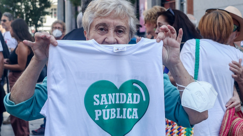 Una mujer muestra una camiseta que reza 'Sanida Pública' mientras se manifiesta por la Sanidad Pública y contra los recortes con el lema ‘Ayuso & CIA dan la estocada a la Sanidad Pública’ en la plaza del Callao, a 18 de septiembre de 2022, en Una mujer muestra una camiseta que reza 'Sanida Pública' mientras se manifiesta por la Sanidad Pública y contra los recortes con el lema ‘Ayuso & CIA dan la estocada a la Sanidad Pública’ en la plaza del Callao, a 18 de septiembre de 2022, en