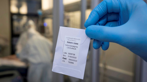 Una enfermera de la unidad de cuidados intensivos (UCI), muestra una dosis de hidroxicloroquina. EFE/Marcial Guillén/Archivo Una enfermera de la unidad de cuidados intensivos (UCI), muestra una dosis de hidroxicloroquina. EFE/Marcial Guillén/Archivo