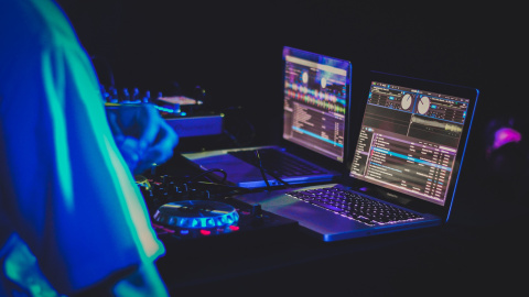 DJ. Imagen de Feliphe Schiarolli. Unsplash. DJ. Imagen de Feliphe Schiarolli. Unsplash.