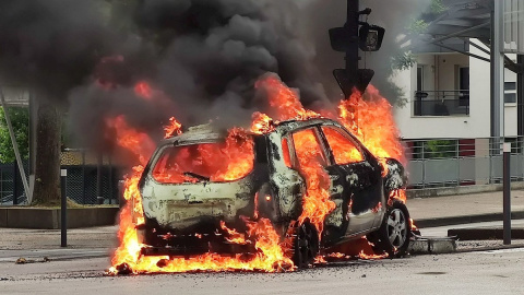 Coche ardiendo Coche ardiendo