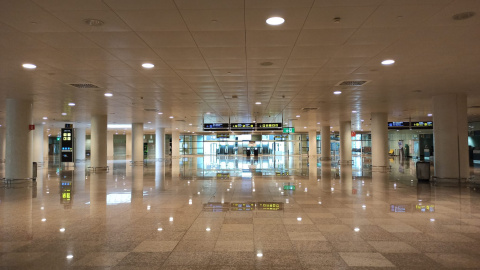 El vestíbul que connecta el metro de la Terminal 1 de l'aeroport del Prat, totalment buit. Maria Rubio