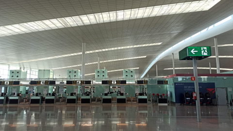 Els aparadors de les companyies aèries de la Terminal 1 de l'aeroport del Prat resten tancats durant el confinament pel coronavirus. Maria Rubio