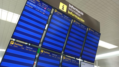 Les pantalles on s'anuncien la sortida de vols des de l'aeroport del Prat estan buides. Només hi ha programats els que es dirigeixen cap a Menorca, Tenerife Norte i Màlaga. Maria Rubio