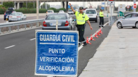 El agente de la Policia Local de Carballo (A Coruña) fue atropellado mientras realizaba un control de alcoholemia. El agente de la Policia Local de Carballo (A Coruña) fue atropellado mientras realizaba un control de alcoholemia.
