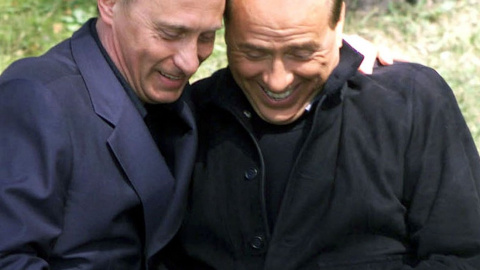 Vladimir Putin y Silvio Berlusconi, en un encuentro en abril de 2002, en la residencia del dirigente ruso en el balneario de Sochi, en el Mar Negro. AFP/ITAR TASS/POOL Vladimir Putin y Silvio Berlusconi, en un encuentro en abril de 2002, en la residencia del dirigente ruso en el balneario de Sochi, en el Mar Negro. AFP/ITAR TASS/POOL