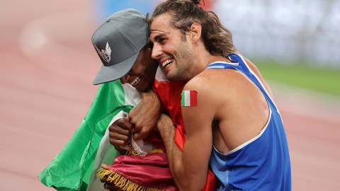 Los atletas Mutaz Essa Barshim (Qatar) y Gianmarco Tamberi (Italia) se abrazan tras compartir el oro en salto de altura en los JJOO de Tokio. REUTERS/Hannah Mckay Los atletas Mutaz Essa Barshim (Qatar) y Gianmarco Tamberi (Italia) se abrazan tras compartir el oro en salto de altura en los JJOO de Tokio. REUTERS/Hannah Mckay