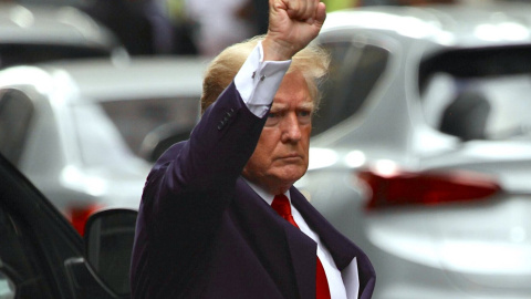 El expresidente de EEUU, Donald Trump, levanta el puño mientras camina entre los vehículos tras salir de la Trump Tower, en Nueva York. E.P./Niyi Fote / TheNEWS2 via ZUMA Pres / DPA El expresidente de EEUU, Donald Trump, levanta el puño mientras camina entre los vehículos tras salir de la Trump Tower, en Nueva York. E.P./Niyi Fote / TheNEWS2 via ZUMA Pres / DPA