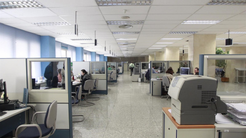 Funcionarios en unas oficinas de la administración central. EP Funcionarios en unas oficinas de la administración central. EP