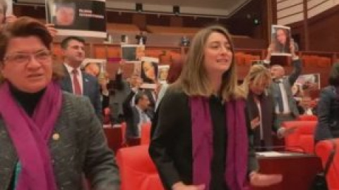 Una veintena de diputadas entonan el himno 'El violador eres tú' en el Parlamento turco Una veintena de diputadas entonan el himno 'El violador eres tú' en el Parlamento turco