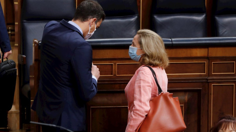 El presidente del Gobierno, Pedro Sánchez, conversa con la vicepresidenta económica, Nadia Calviño, al inicio de la última sesión de control al Ejecutivo bajo el estado de alarma que se celebra este miércoles en el Congreso. EFE/ Ballesteros El presidente del Gobierno, Pedro Sánchez, conversa con la vicepresidenta económica, Nadia Calviño, al inicio de la última sesión de control al Ejecutivo bajo el estado de alarma que se celebra este miércoles en el Congreso. EFE/ Ballesteros