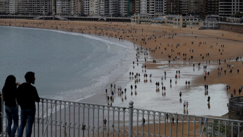 ista de la playa de La Concha de San Sebastián, este sábado, en la primera jornada que está permitido hacer deporte o pasear al aire libre desde que se decretara la lareta sanitaria a causa de la pandemia de coronavirus COVID-19. EFE/Javier Etxezarreta ista de la playa de La Concha de San Sebastián, este sábado, en la primera jornada que está permitido hacer deporte o pasear al aire libre desde que se decretara la lareta sanitaria a causa de la pandemia de coronavirus COVID-19. EFE/Javier Etxezarreta