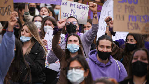 Varias personas con carteles participan en una manifestación estudiantil feminista por el 8M, Día Internacional de la Mujer. -Jorge Gil / Europa Press Varias personas con carteles participan en una manifestación estudiantil feminista por el 8M, Día Internacional de la Mujer. -Jorge Gil / Europa Press