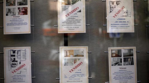 Carteles mostrando las propiedades vendidas en una agencia inmobiliaria en Madrid REUTERS/Susana Vera Carteles mostrando las propiedades vendidas en una agencia inmobiliaria en Madrid REUTERS/Susana Vera