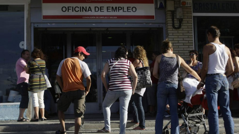 Parados haciendo cola en una oficinas de Empleo en Madrid. REUTERS/Susana Vera Parados haciendo cola en una oficinas de Empleo en Madrid. REUTERS/Susana Vera