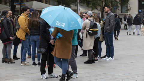 Una guía turística, en uno de los grupos de visitas guiadas de 'free tour' que se organizan en Barcelona. - ORIOL DAVIU CASTILLA (Fotomovimiento) Una guía turística, en uno de los grupos de visitas guiadas de 'free tour' que se organizan en Barcelona. - ORIOL DAVIU CASTILLA (Fotomovimiento)