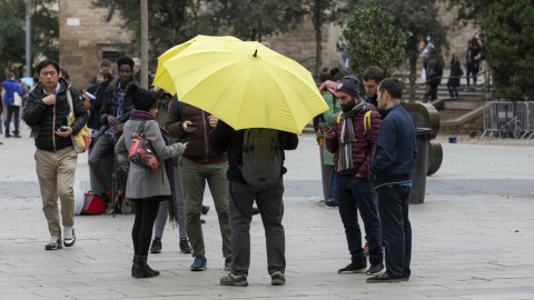 Los paraguas de colores llamativos identifican a las empresas que realizan 'free tour'. - ORIOL DAVIU CASTILLA (Fotomovimiento) Los paraguas de colores llamativos identifican a las empresas que realizan 'free tour'. - ORIOL DAVIU CASTILLA (Fotomovimiento)