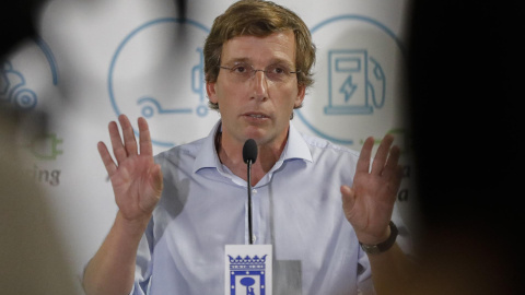 El alcalde de Madrid, José Luís Martínez-Almeida hace declaraciones a los medios tras la inauguración este martes del Hub Canalejas 360, un proyecto de movilidad eléctrica que incluye una electrolinera urbana única en España. EFE/David Fernández El alcalde de Madrid, José Luís Martínez-Almeida hace declaraciones a los medios tras la inauguración este martes del Hub Canalejas 360, un proyecto de movilidad eléctrica que incluye una electrolinera urbana única en España. EFE/David Fernández