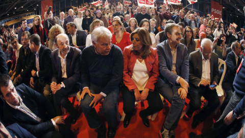 Susana Díaz, con Alfredo Pérez Rubalcaba, Felipe González, José Luis Rodríguez Zapatero, Alfonso Guerra y varios barones socialistas el pasado 25 de marzo, en la presentación en Madrid de la candidatura de dirigente andaluza a las primarias del PSOE