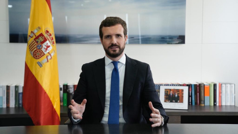 Instantánea facilitada por el Partido Popular de su presidente, Pablo Casado, en su despacho en la sede de Génova 13 junto a una fotografía con el rey Felipe VI. Instantánea facilitada por el Partido Popular de su presidente, Pablo Casado, en su despacho en la sede de Génova 13 junto a una fotografía con el rey Felipe VI.