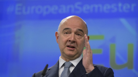 El comisario europeo de Asuntos Económicos de la Unión Europea (UE), Pierre Moscovici, ofrece una rueda de prensa para presentar el Semestre Europeo en Bruselas (Bélgica). EFE/Olivier Hoslet El comisario europeo de Asuntos Económicos de la Unión Europea (UE), Pierre Moscovici, ofrece una rueda de prensa para presentar el Semestre Europeo en Bruselas (Bélgica). EFE/Olivier Hoslet