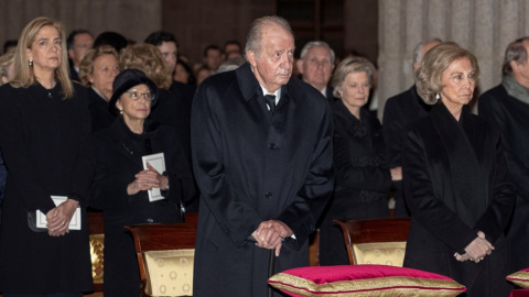 El rey Juan Carlos, junto a la reina Sofía y la infanta Cristina, en el funeral desu hermana, la Infanta Pilar de Borbón, en El Escorial, el 29 de enero de 2020. AFP/Pool/Emilio Narajno El rey Juan Carlos, junto a la reina Sofía y la infanta Cristina, en el funeral desu hermana, la Infanta Pilar de Borbón, en El Escorial, el 29 de enero de 2020. AFP/Pool/Emilio Narajno