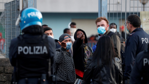 Migrantes en Italia, frenados por la Policía durante la emergencia del coronavirus. REUTERS Migrantes en Italia, frenados por la Policía durante la emergencia del coronavirus. REUTERS