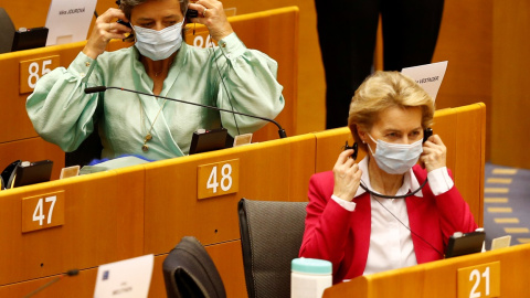 La presidenta de la Comisión Europea, Ursula von der Leyen (delante), y la vicepresidenta y comisaria de Competencia, Margrethe Vestager (detrás), ambas con mascarillas durante el pleno del Parlamento Europeo en el que el Ejecutivo comunitario ha presen La presidenta de la Comisión Europea, Ursula von der Leyen (delante), y la vicepresidenta y comisaria de Competencia, Margrethe Vestager (detrás), ambas con mascarillas durante el pleno del Parlamento Europeo en el que el Ejecutivo comunitario ha presen